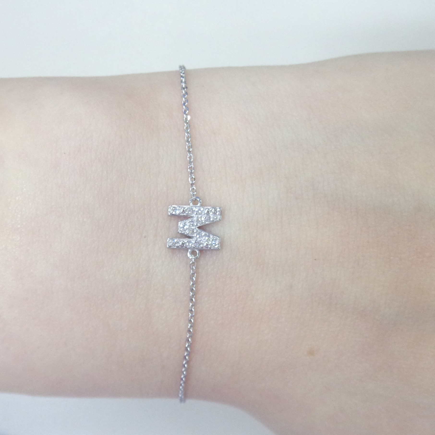 Браслет из белого золота с бриллиантами "М"